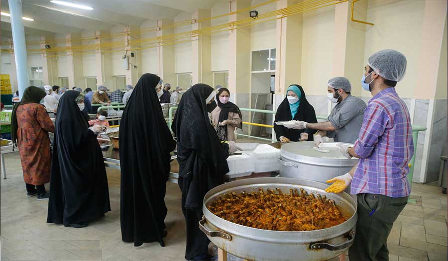صور.. جامعيون يتطوعون لإعداد 6 آلاف وجبة طعام وتوزيعها على المواطنين في طهران