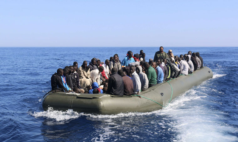إنقاذ 394 مهاجراً من قارب خشبي مكتظ قبالة تونس