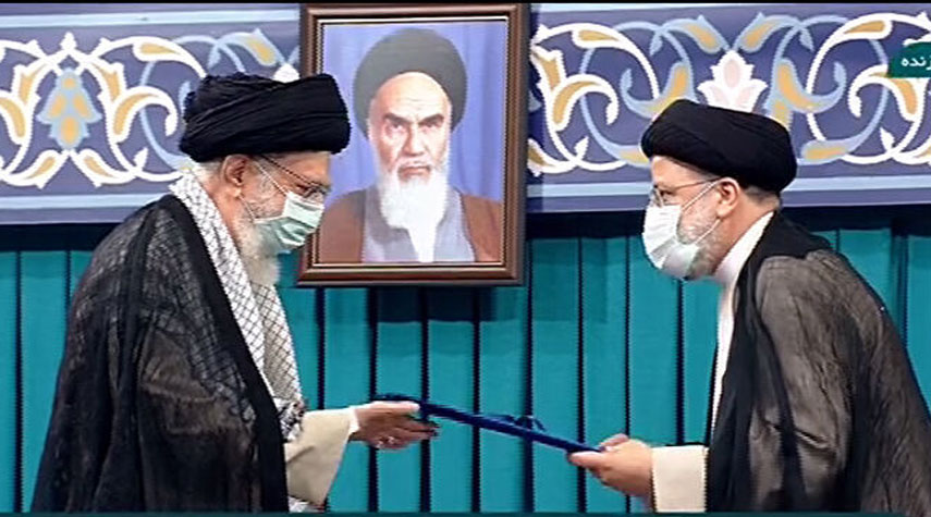 قائد الثورة الاسلامية يسلم حكم التنصيب للسيد رئيسي