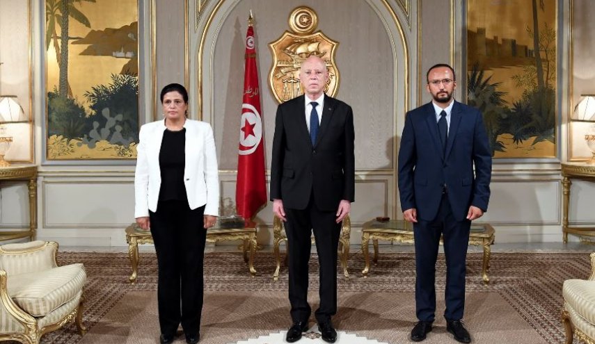 رئيس تونس يعفي وزراء من مهامهم ويعين جدد