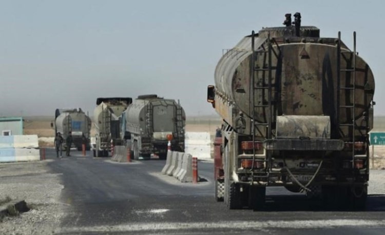 القوات الأمريكية تهرّب نفطاً سورياً مسروقاً إلى شماليّ العراق