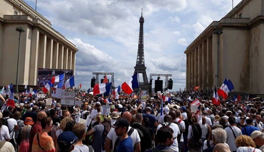 احتجاجات واسعة ضد سياسات مكافحة كورونا في فرنسا