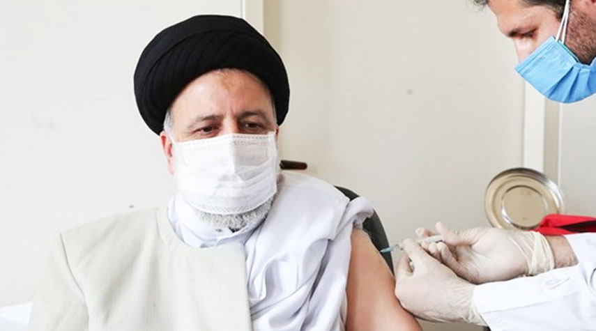 الرئيس الايراني يتلقى الجرعة الأولى من اللقاح المضاد لفيروس كورونا