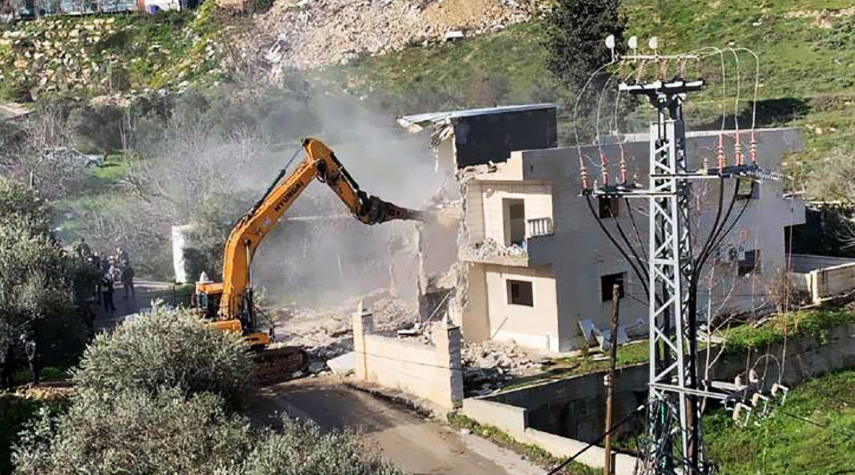  سلطات الإحتلال تهدم عمارة سكنية لعائلة فلسطينية في سلوان