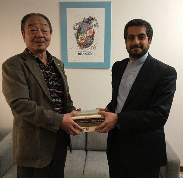 إديب ياباني تهدي ترجمة رباعيات خيام النيسابوري إلى المكتبة الوطنية الإيرانية