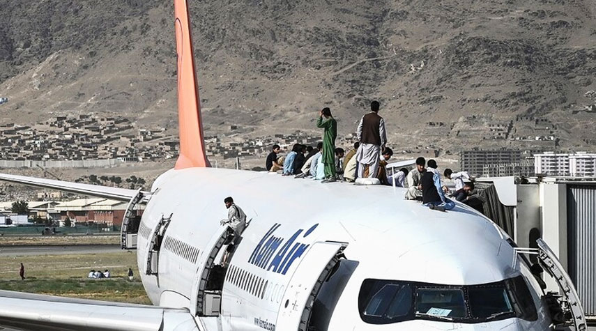 بماذا علقت طالبان على مشاهد سقوط أفغان من طائرات في مطار كابل؟