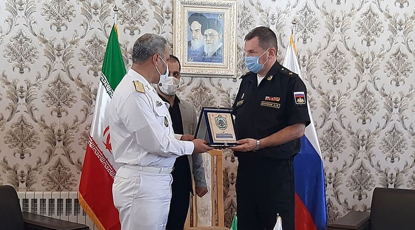 قائد اسطول الشمال الايراني يستقبل قادة الفرق المشاركة في مسابقات "كأس البحر"
