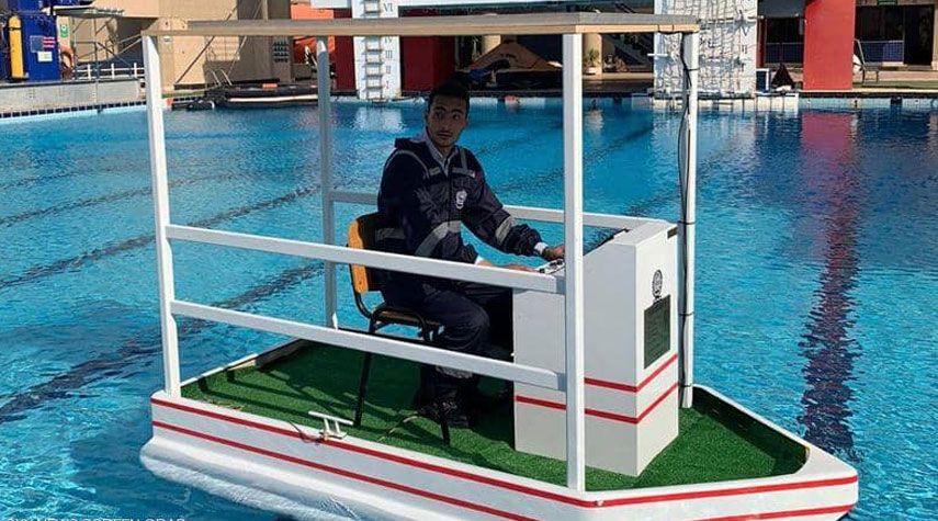 طلاب مصريون يخترعون قارباً صديقاً للبيئة يمكن التحكم به عن بعد