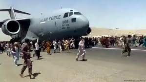 إدارة بايدن تلجأ لشركات الطيران المدنية لنقل من يتم إجلاؤهم من أفغانستان