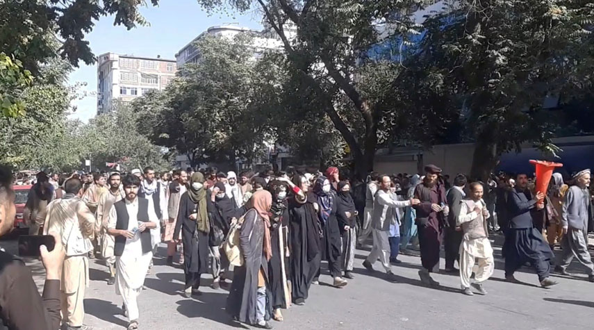 أفغانستان... احتجاج مئات الأفغان بعد إغلاق البنوك