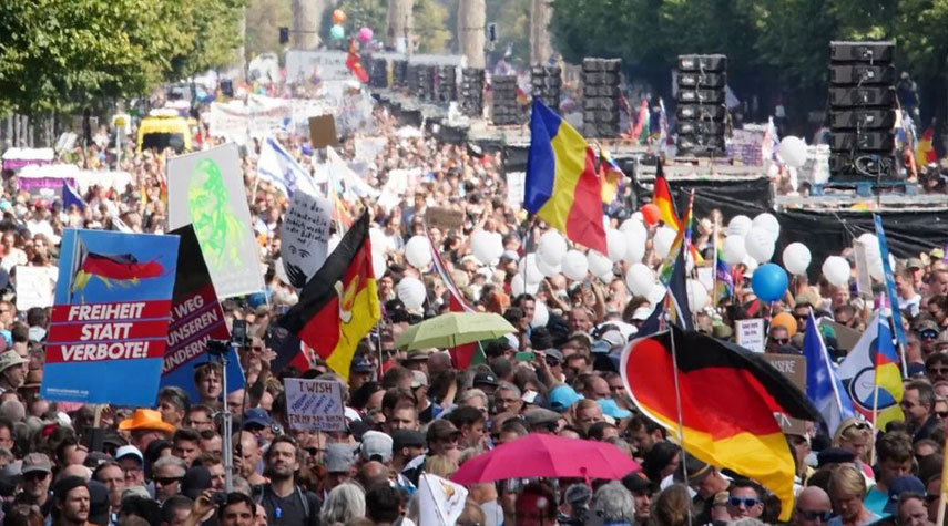 آلاف الأشخاص يحتجون في المانيا على قيود كورونا