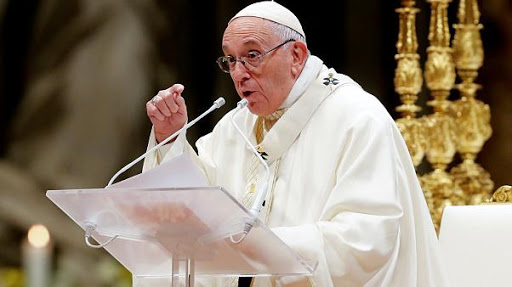 البابا فرنسيس يؤكد إنه يعيش "حياة طبيعية تماما" وينفي انباءً حول إعتزاله
