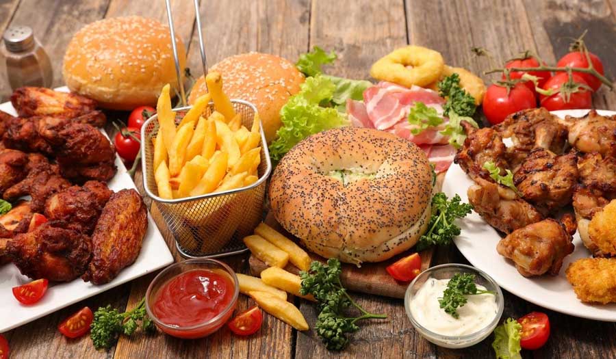 دراسة تكشف العلاقة بين الأطعمة المسببة للسمنة والسرطان
