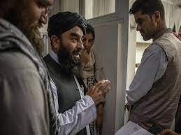 "طالبان" تأمر العاملات في كابل بالبقاء في البيت
