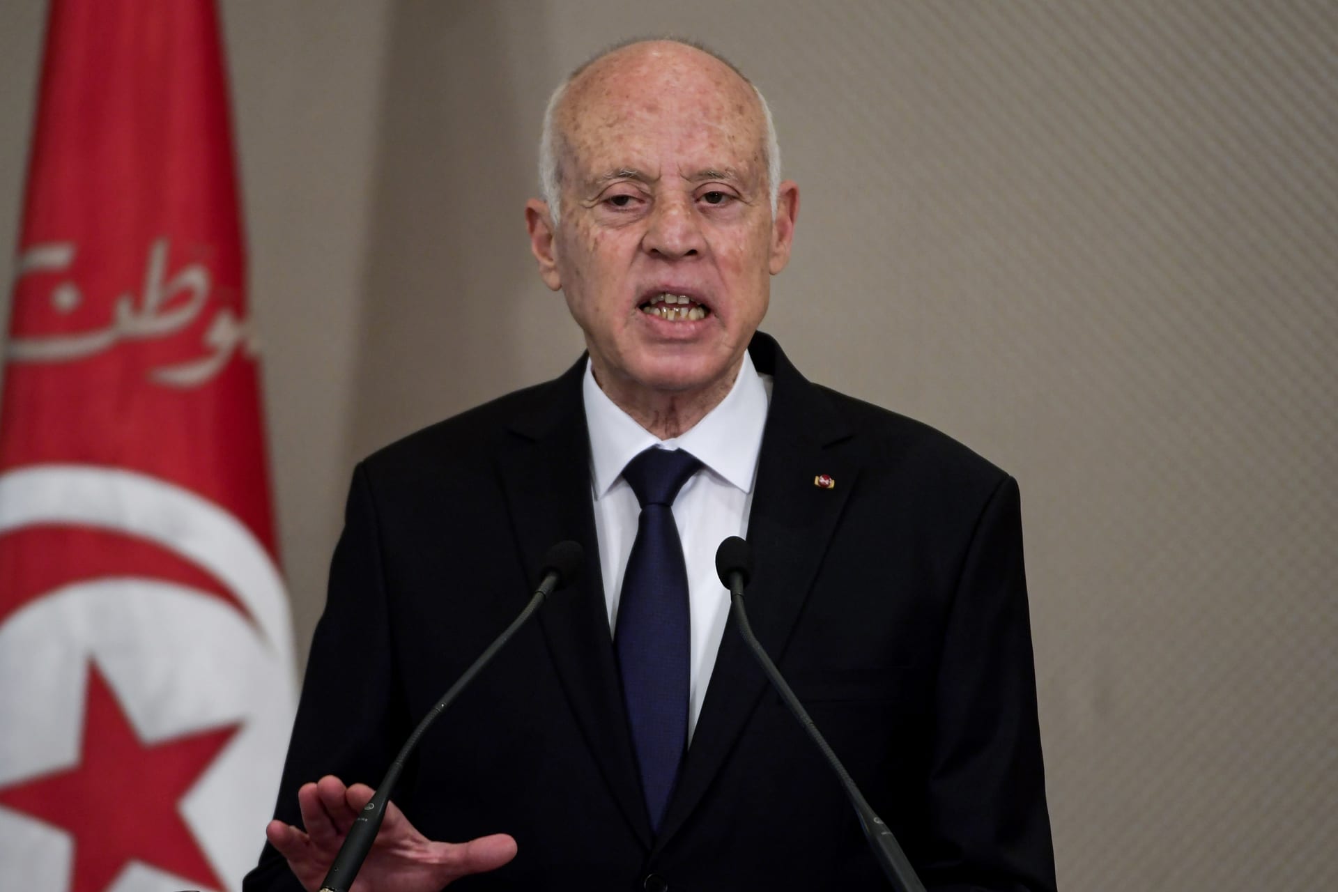 الرئيس التونسي يصدر تدابير استثنائية جديدة تشمل البرلمان
