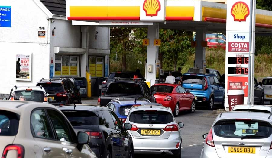 طوابير الوقود تغزو لندن.. هل تواجه بريطانيا نقص البنزين؟