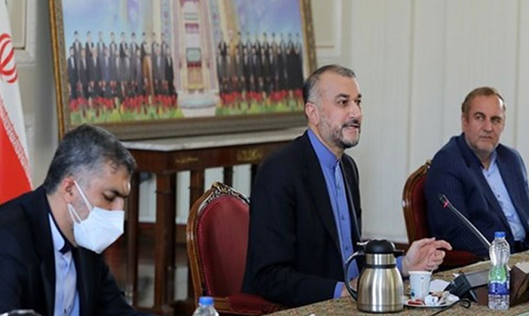 وزير الخارجية الإيراني يجتمع بأعضاء المجلس الإستراتيجي