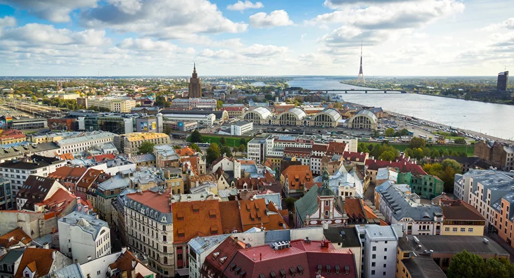 آلاف المواطنين في لاتفيا يطالبون بإجبار غير الملقحين على دفع ثمن العلاج