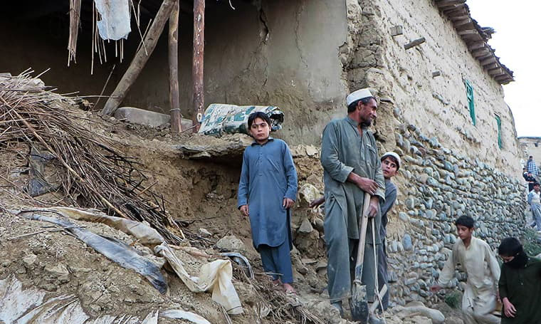 15 قتيلاً في زلزال ضرب وسط باكستان