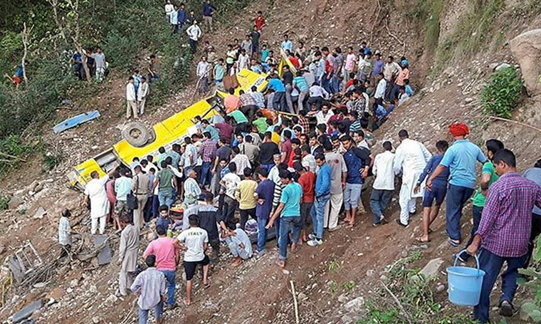 12 قتيلاً في حادث انحراف حافلة بالهند