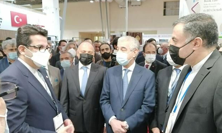 نائب رئيس الوزراء الأذربيجاني يزور الجناح الإيراني في معرض باكو الدولي للكتاب