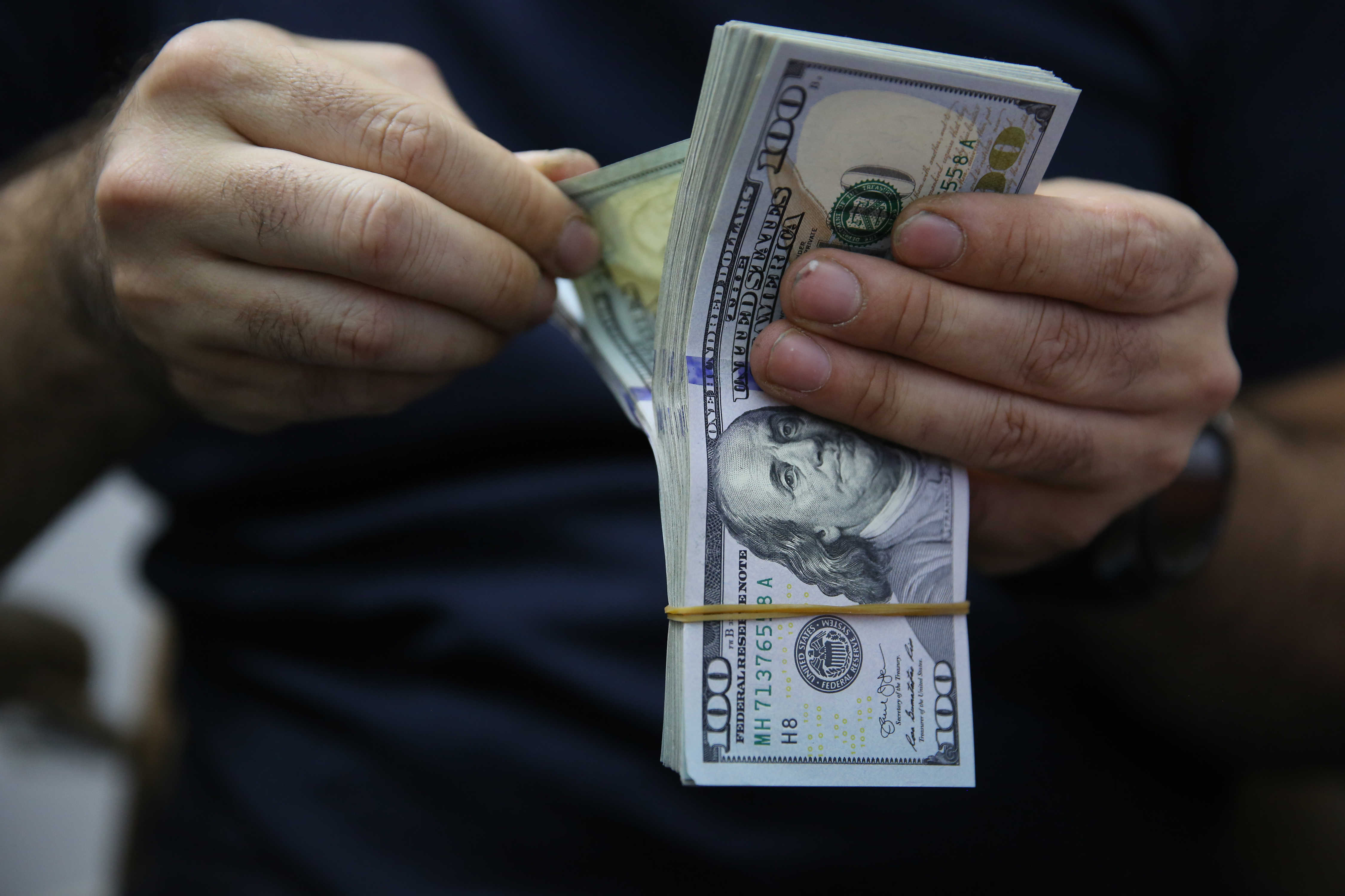 تراجع أسعار الدولار مع إغلاق اسواق بغداد