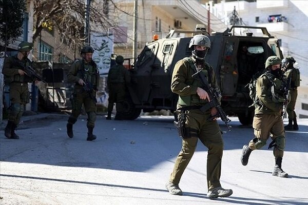 قوات الاحتلال تعتقل 8 فلسطينين من الضفة