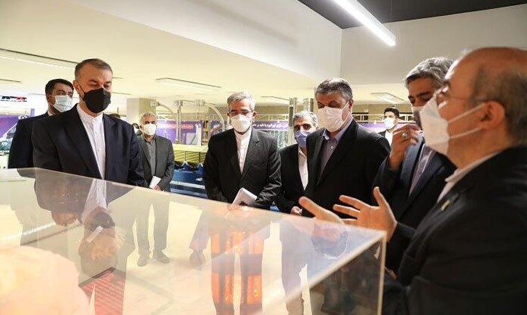 وزير الخارجية الإيراني يزور معرض الصناعات النووية في البلاد