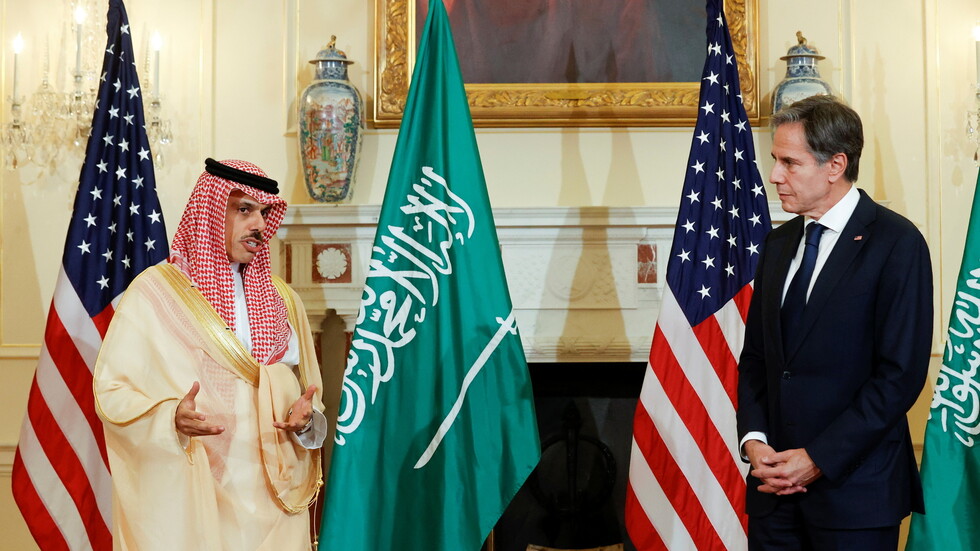 وزير الخارجية الأمريكي ونظيره السعودي يبحثان إنهاء الحرب على اليمن