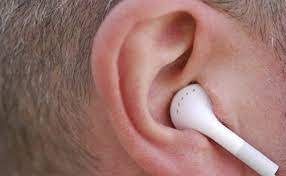 تحذيرات من استخدام سماعات الأذن طويلا
