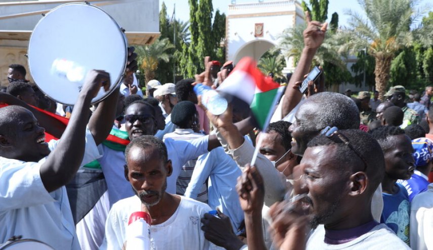اعتصام مئات السودانيين للمطالبة بحل الحكومة