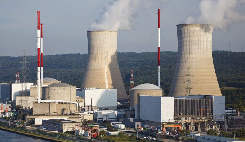 ماكرون يريد الإعلان عن بناء 6 مفاعلات نووية