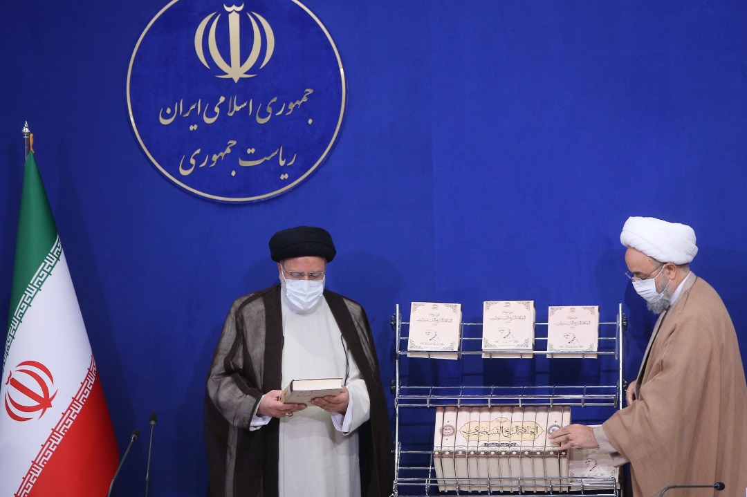بالصور .. الرئيس الايراني يزيح الستار عن «موسوعه آية الله التسخيري»