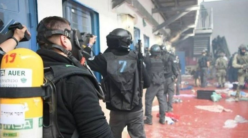 قوات الإحتلال تعتدي على 90 أسيراً فلسطينياً في "سجن جلبوع"
