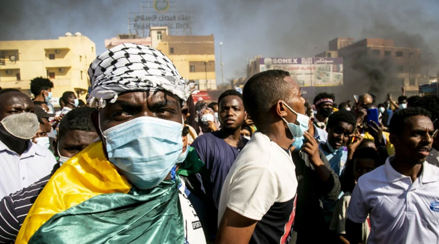 سقوط جرحى بتظاهرات ترفض الانقلاب العسكري في الخرطوم