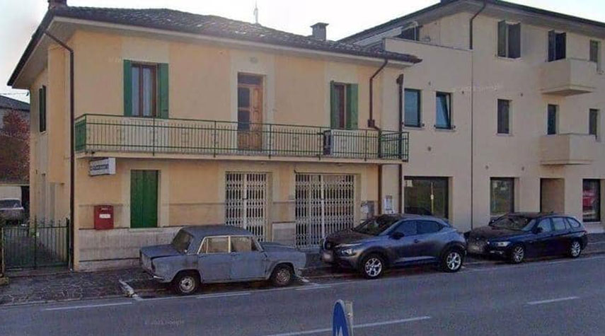 سيارة متوقفة تصبح معلماً سياحياً في إيطاليا