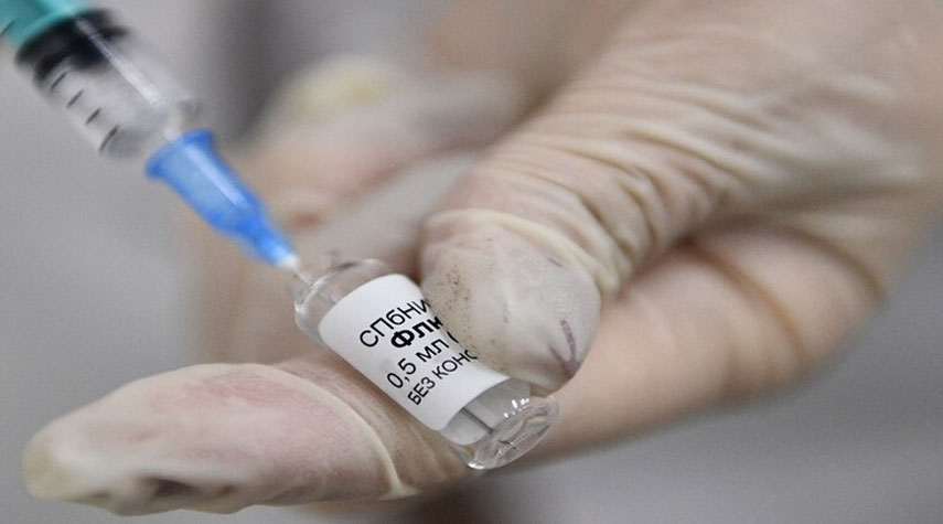 علماء: تطعيم المسنين بلقاحين ضد الإنفلونزا و"كوفيد" لا يهدد صحتهم