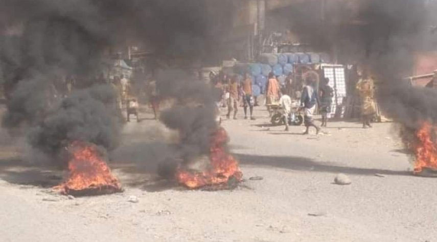 احتجاجات غاضبة بمدينة العند اليمنية تنديداً بإرتفاع الأسعار