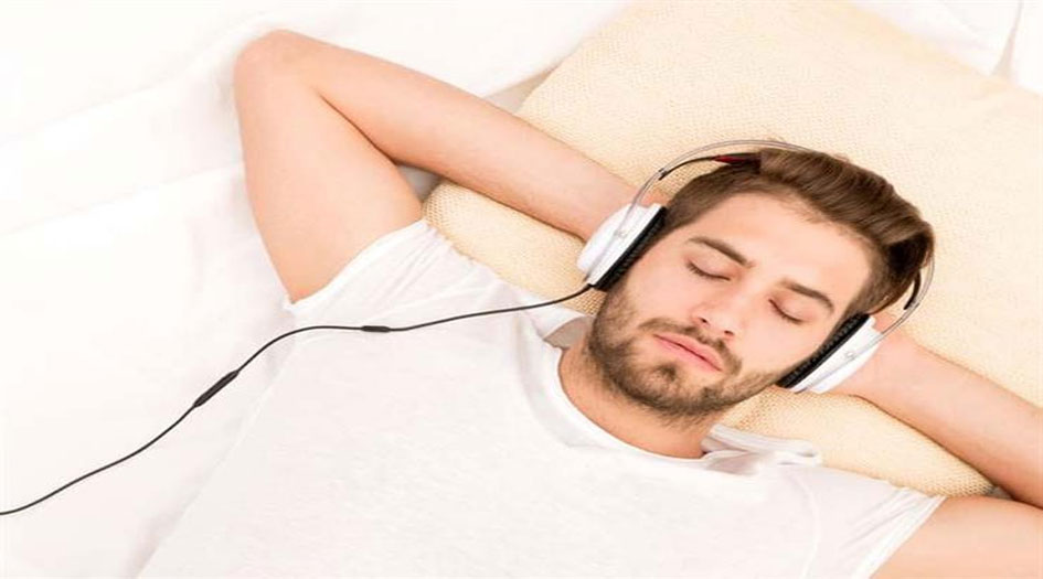 دراسة تحذر من سماع الموسيقى قبل النوم