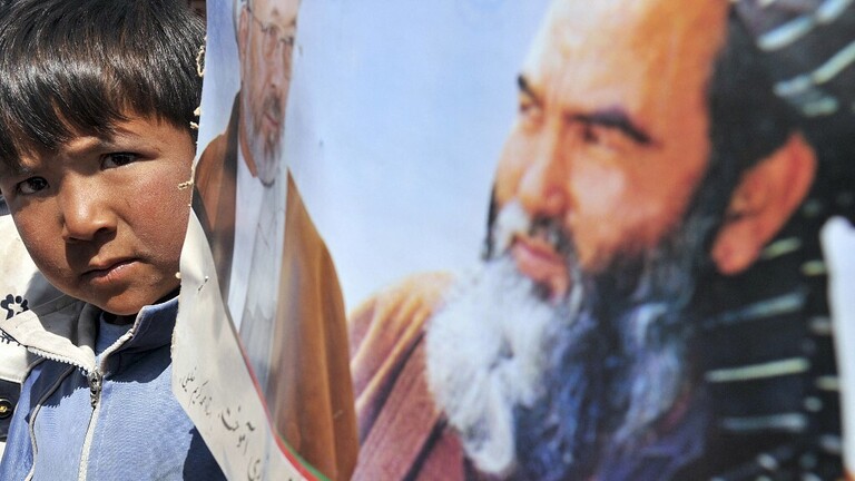 طالبان تزيل تمثال زعيم للهزارة في باميان