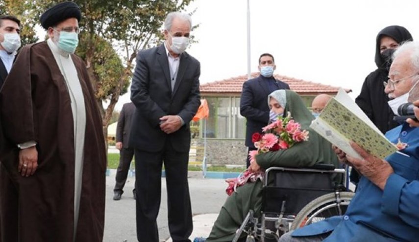 الرئيس الايراني يتفقد اوضاع المسنين في مصحة كهريزك بطهران