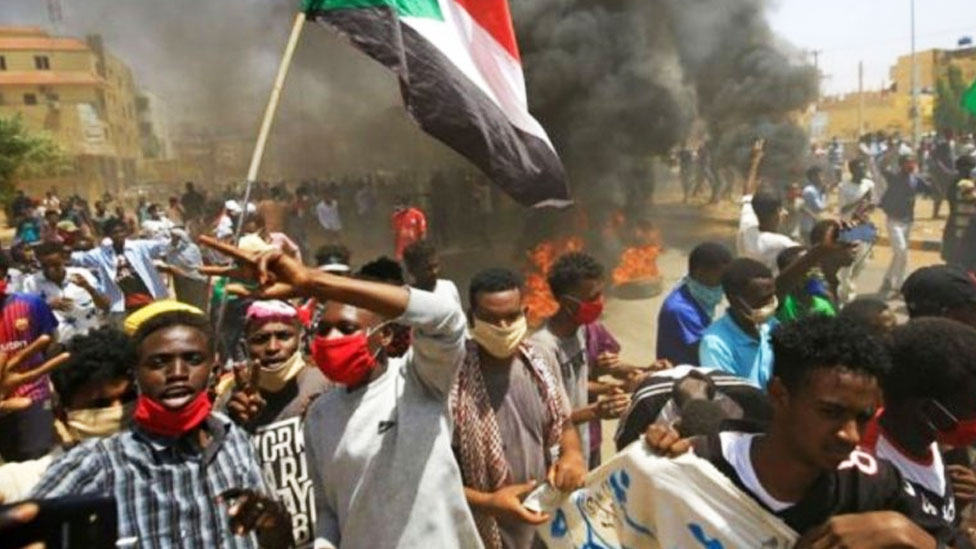 لجنة أطباء السودان : مقتل متظاهر وإصابة آخرين في أم درمان والخرطوم