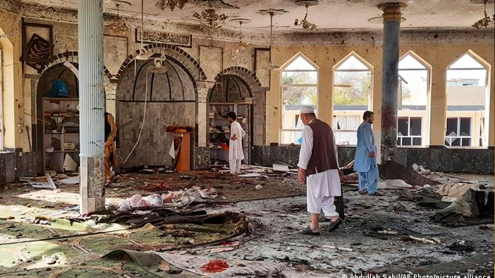 "طالبان" تعتقل 3 متهمين بتفجير مسجد شرق أفغانستان