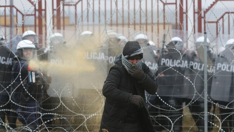 أزمة الهجرة.. حرس الحدود البولندي يهدد "باللجوء إلى السلاح عند الضرورة"