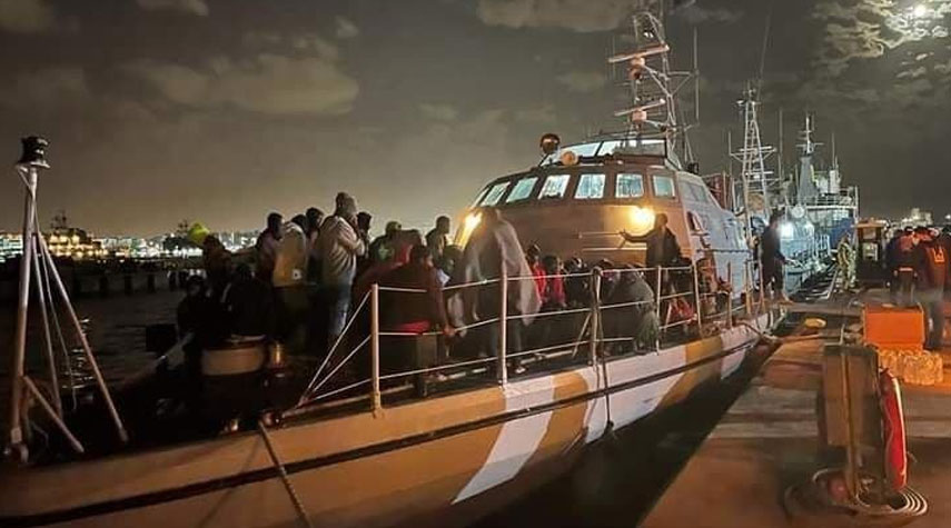 البحرية الليبية تنقذ عشرات المهاجرين