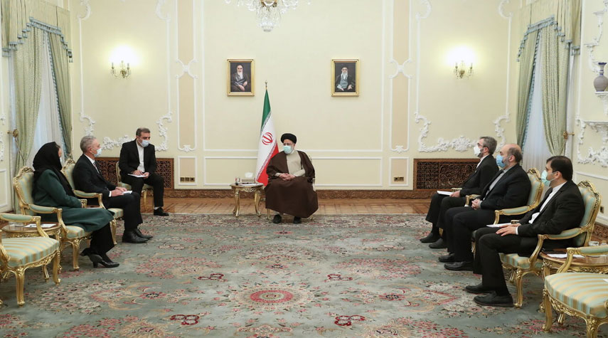رئيسي يؤكد أهمية تعزيز التعاون التجاري بين إيران وهولندا