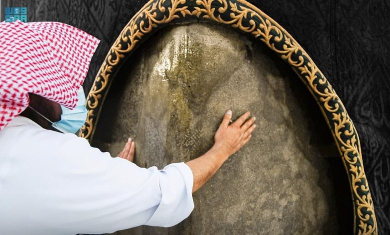 السعودية تكشف عن خدمة حجز إلكتروني لتقبيل الحجر الأسود