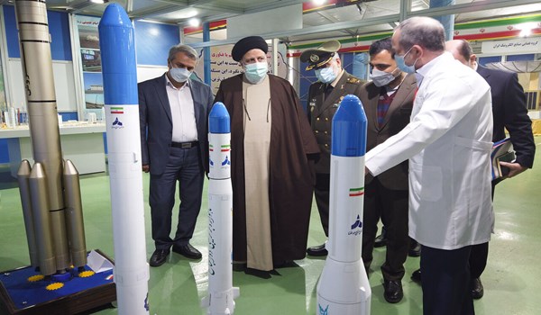  الرئيس الايراني يزور معرض أحدث منجزات صناعة الفضاء