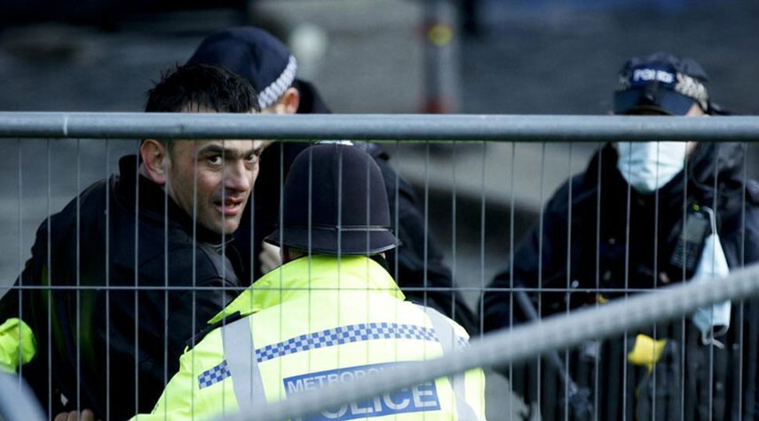 رجل يخترق الحاجز الامني امام البرلمان البريطاني