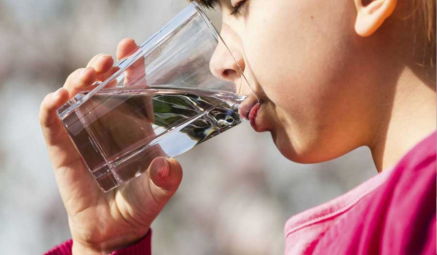 5 فوائد كبيرة لشرب الماء فور الاستيقاظ